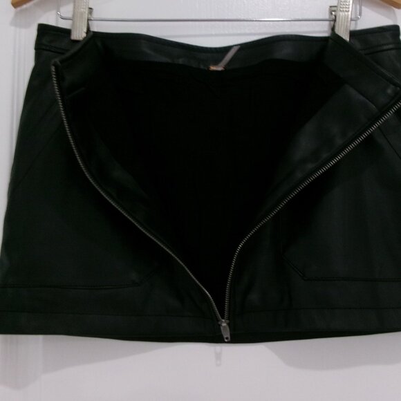 Free People Black Zipper Front Vegan Faux Leather Mini Skirt Pockets 12 / 10 EUC - Picture 2 of 7